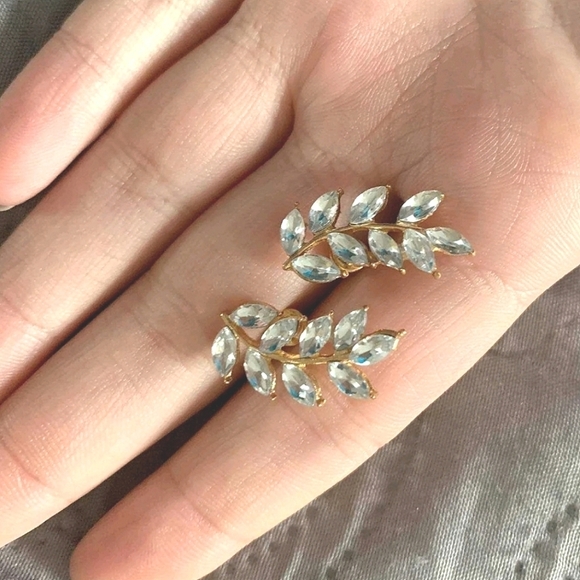 💖 2/$30 Gold clear Rhinestone Leaf Stud Dainty small Earrings ear climbers new - Picture 11 of 12